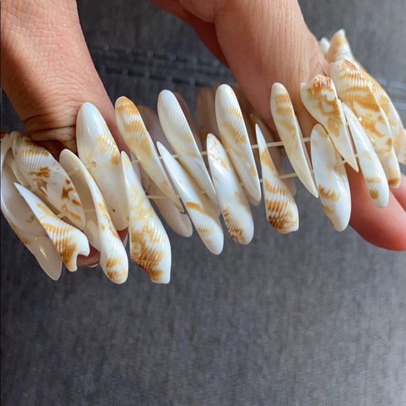 White Shell Bracelet - Picture 4 of 4